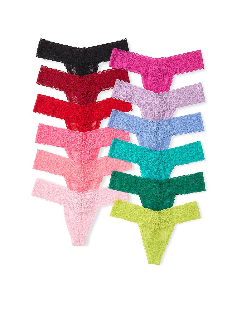 Set čipkastih tangi - 12 dijelova. Proizvod ima uzorkovane boje i dolazi iz Victoria's Secret kolekcije.