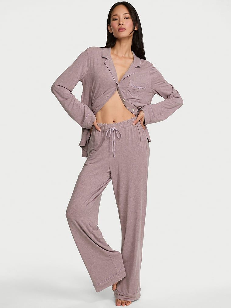 Pidžame izrađene od SoSoft modala. Proizvod je ljubičaste boje i dolazi iz Victoria's Secret kolekcije.