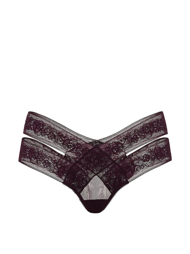Gaćice s izrezima i čipkom s naramenicama Cut-Out Cheeky. Proizvod je ljubičaste boje i dolazi iz kolekcije Very Sexy.
