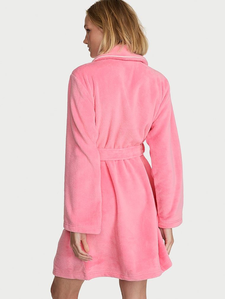 Kratki topli ogrtač za kupanje. Proizvod ima uzorkovane boje i dolazi iz Victoria's Secret kolekcije.