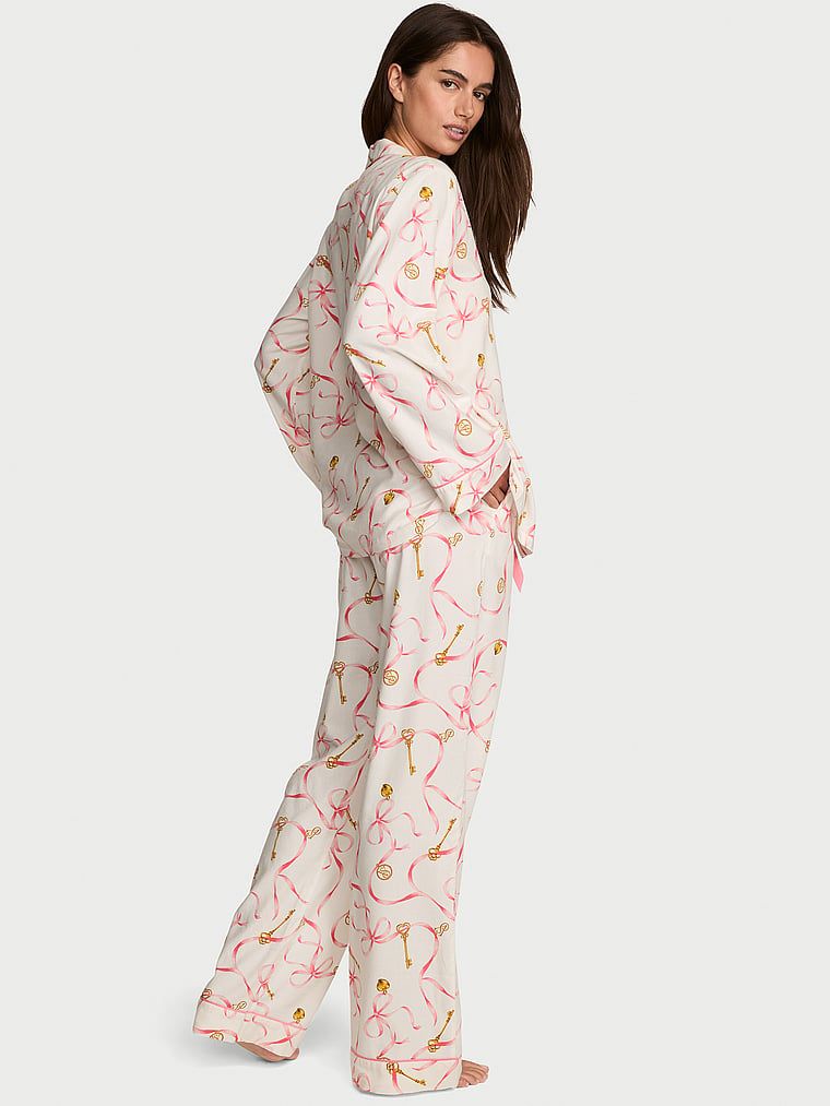 Flanelske pidžame s dugim hlačama. Proizvod ima uzorkovane boje i dolazi iz Victoria's Secret kolekcije.