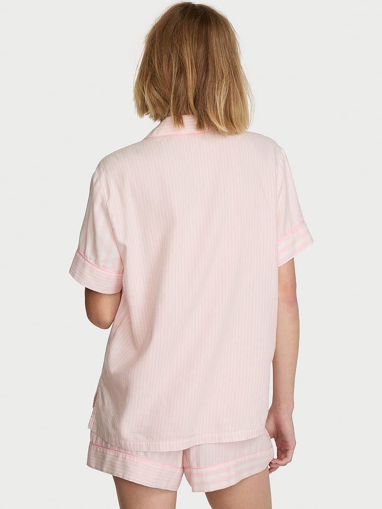 Flanelske pidžame s kratkim hlačama. Proizvod ima šarene boje i dolazi iz Victoria's Secret kolekcije.