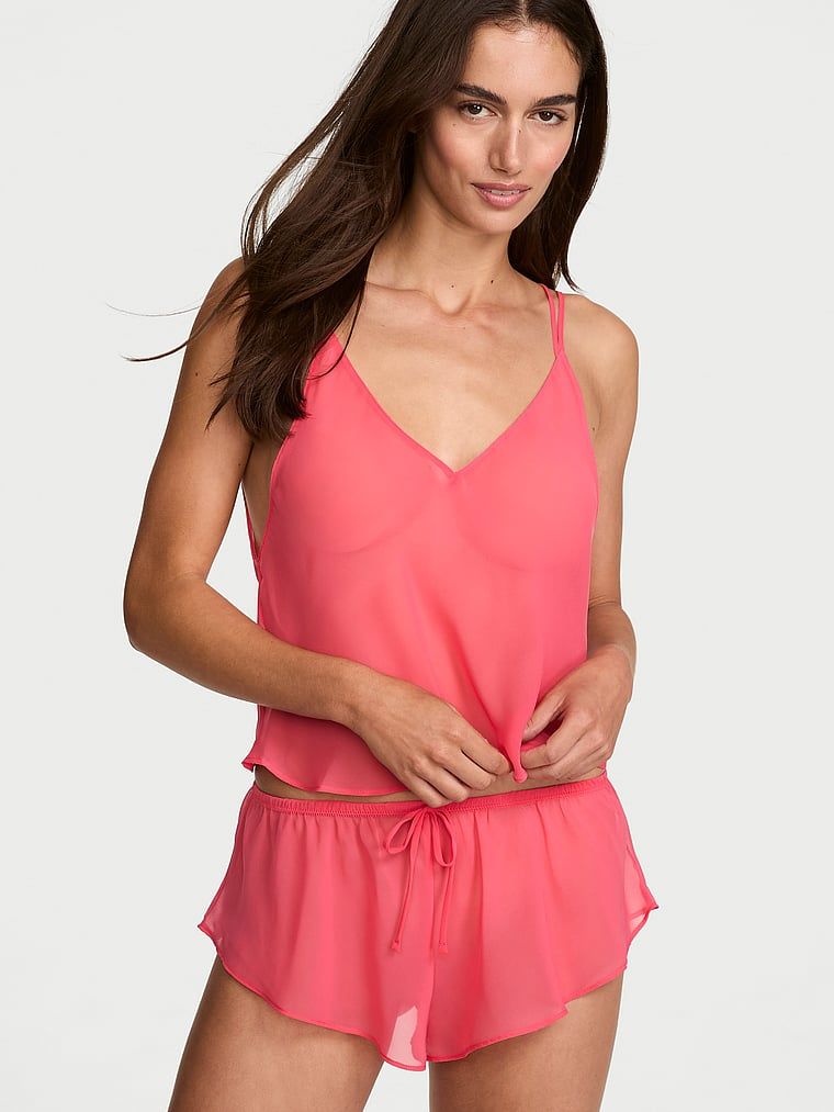 Šifonske kratke hlače za spavanje. Proizvod je crvene boje i dolazi iz Victoria's Secret kolekcije.