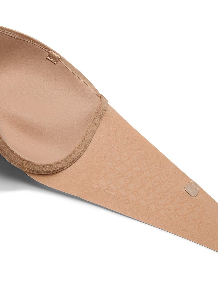Grudnjak bez naramenica s blago podstavljenim naramenicama. Proizvod je bež boje i dolazi iz kolekcije Invisible by Victoria's Secret.