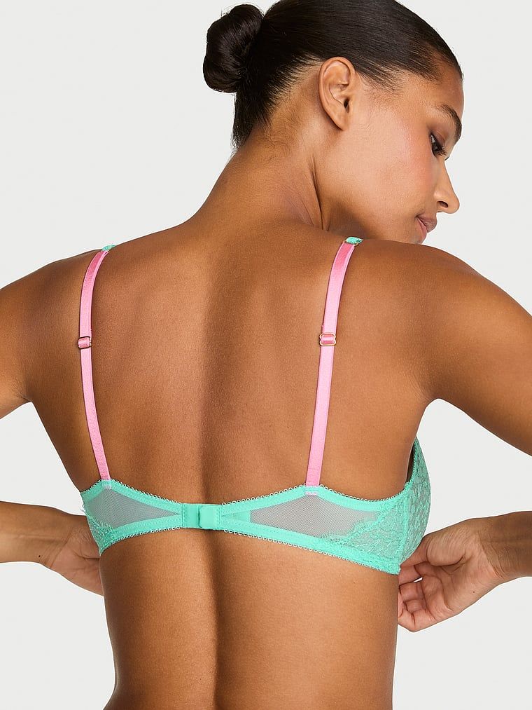 Čipkasti bralet bez žica Tease. Proizvod je plave boje i dolazi iz Victoria's Secret kolekcije.