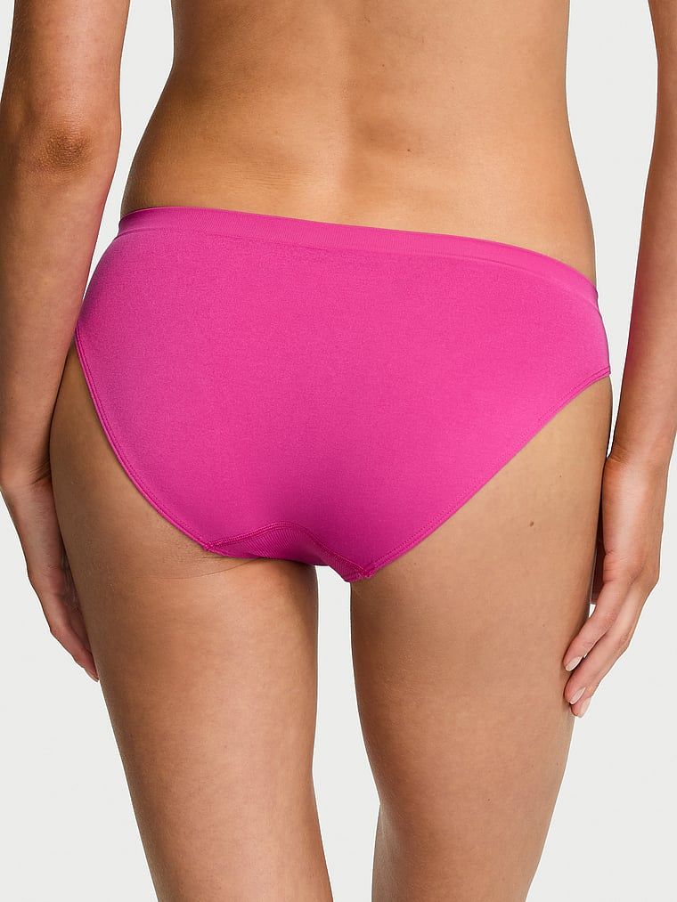 Besprijekorne bikini gaćice. Proizvod je ružičaste boje i dolazi iz kolekcije Seamless.