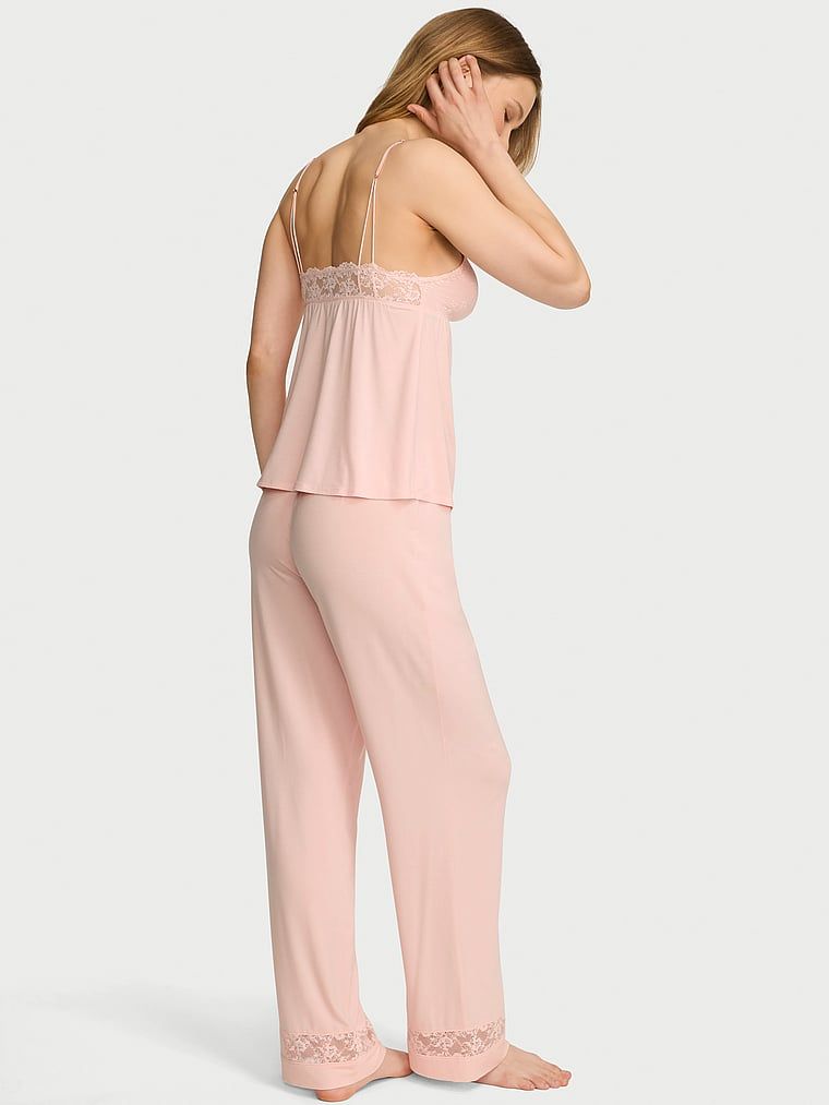 Modalne pidžame - bluza s naramenicama i SoSoft duge hlače. Proizvod je ružičaste boje i dolazi iz Victoria's Secret kolekcije.