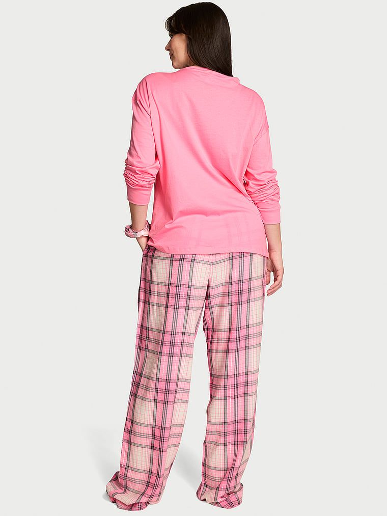 Duge flanel pidžame Tee-Jama. Proizvod ima uzorkovane boje i dolazi iz Victoria's Secret kolekcije.