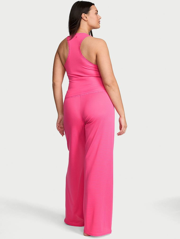 Pamučni set za spavanje - gornji dio i hlače Shadow Stripe. Proizvod je ružičaste boje i dolazi iz Victoria's Secret kolekcije.