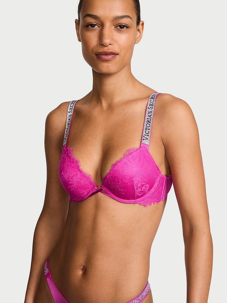 Čipkasti push-up grudnjak s Shine Strap sjajnim naramenicama. Proizvod je ružičaste boje i dolazi iz kolekcije Very Sexy.