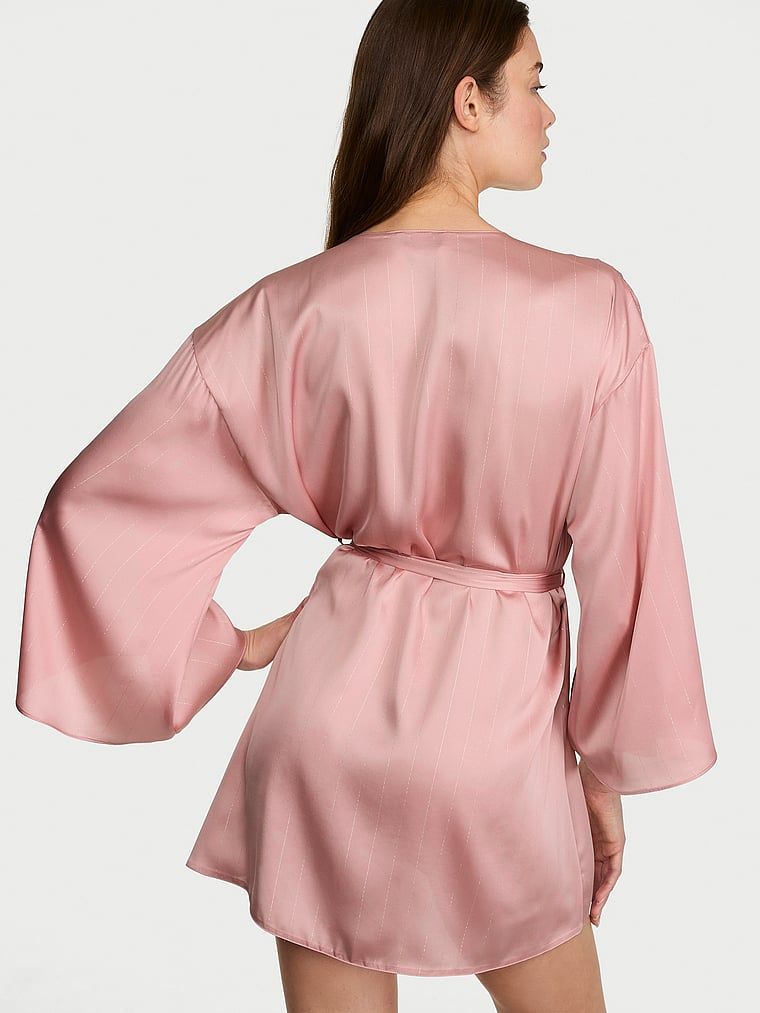 Satenski ogrtač kratki. Proizvod je zlatne boje i dolazi iz Victoria's Secret kolekcije.