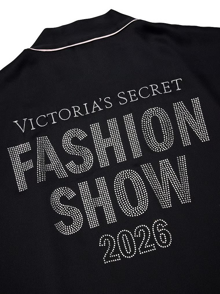 Kratki satenski ogrtač za kupanje Potpisna modna revija 2026. Proizvod je crn i dolazi iz Victoria's Secret kolekcije.
