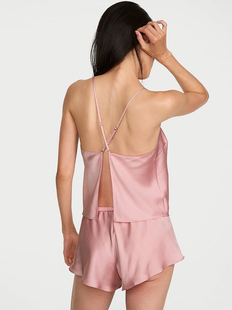 Satenski set za spavanje na naramenicama. Proizvod je zlatne boje i dolazi iz Victoria's Secret kolekcije.
