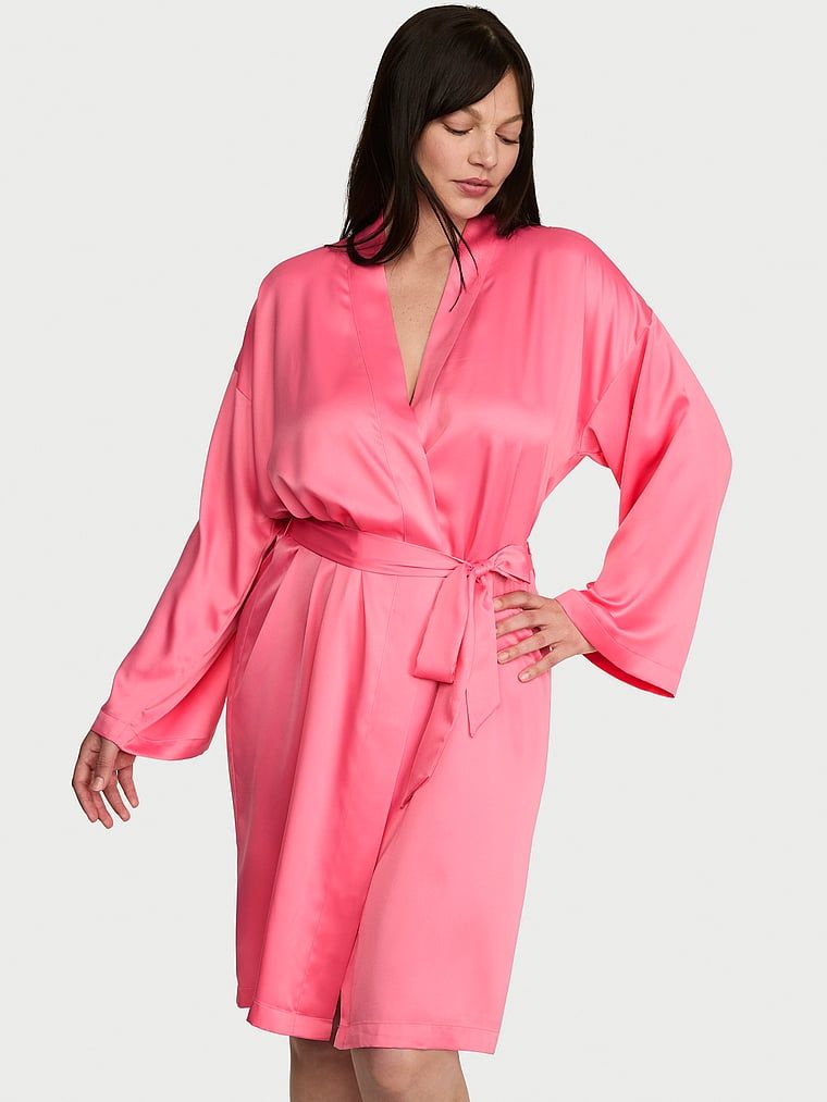 Satenski midi ogrtač za kupanje. Proizvod je ružičaste boje i dolazi iz Victoria's Secret kolekcije.