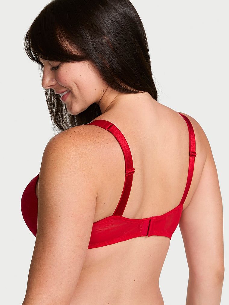 Čipkasti push-up grudnjak s Shine Strap sjajnim naramenicama. Proizvod je crvene boje i dolazi iz kolekcije Very Sexy.