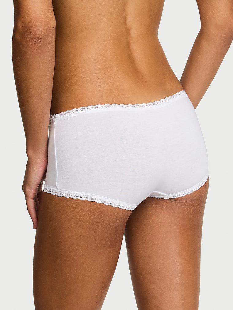 Pamučne kratke hlače s čipkom na rubovima, čipkaste Boyshorts. Proizvod je bijele boje i dolazi iz kolekcije Lace Trim.