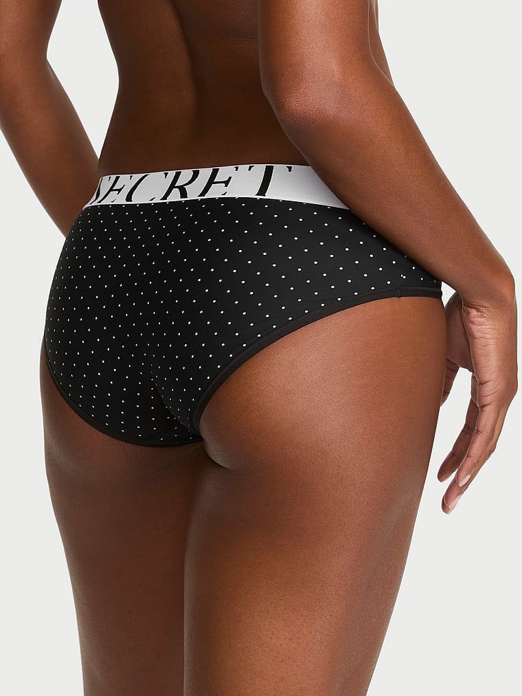 Gaćice s logom Cool Hiphuggera. Proizvod ima uzorkovane boje i dolazi iz Victoria's Secret kolekcije.