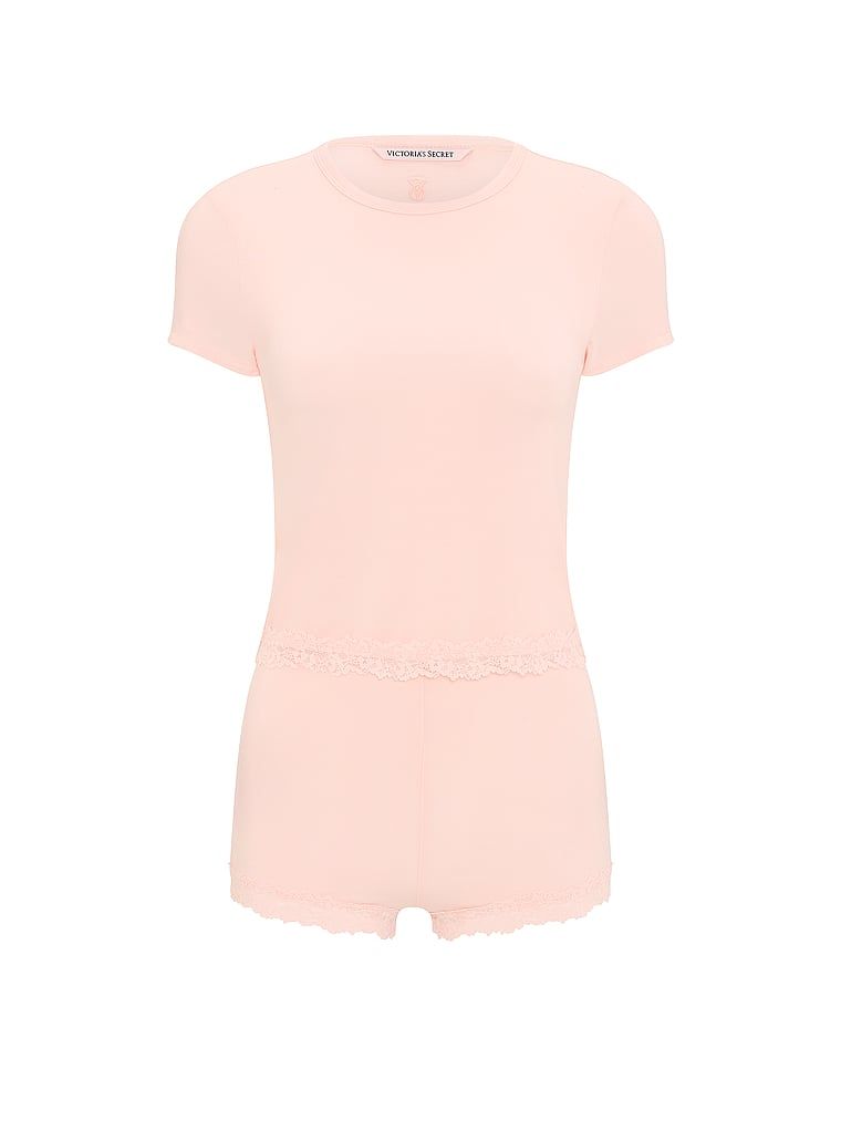 Modalni set za spavanje - SoSoft majica i kratke hlače. Proizvod je ružičaste boje i dolazi iz Victoria's Secret kolekcije.