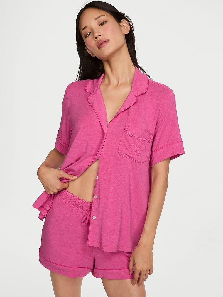 Modalne pidžame sa SoSoft kratkim hlačama. Proizvod je ružičaste boje i dolazi iz Victoria's Secret kolekcije.