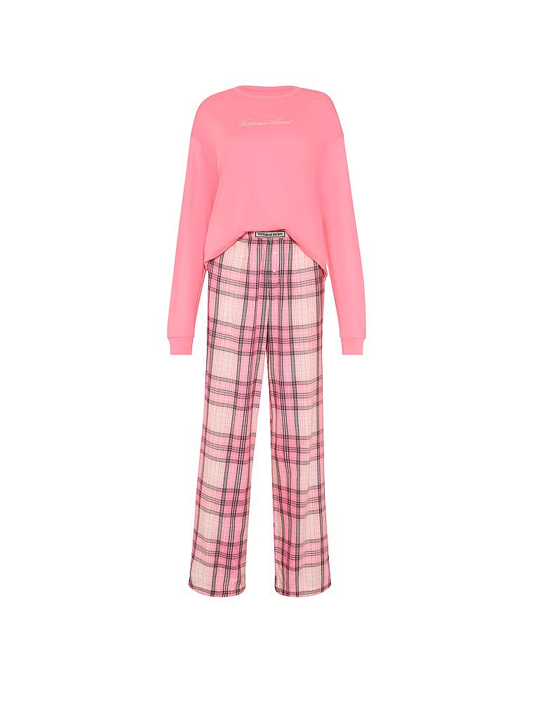 Duge flanel pidžame Tee-Jama. Proizvod ima uzorkovane boje i dolazi iz Victoria's Secret kolekcije.
