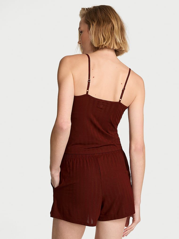 Modalni set za spavanje - top s naramenicama i SoSoft kratke hlače. Proizvod je smeđe boje i dolazi iz Victoria's Secret kolekcije.
