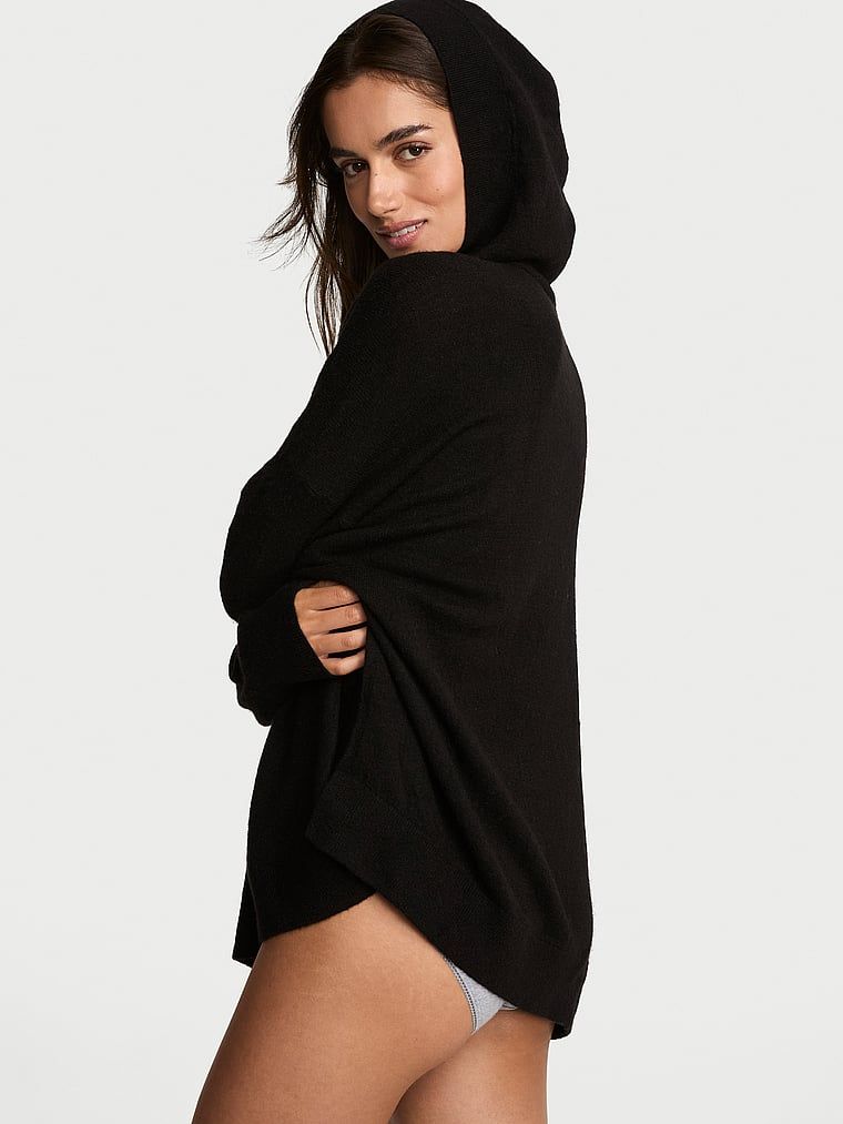 Luksuzni pleteni džemper s kapuljačom. Proizvod je crn i dolazi iz Victoria's Secret kolekcije.