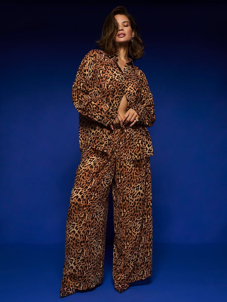 Bluza od šifonske košulje za spavanje. Proizvod ima uzorkovane boje i dolazi iz Victoria's Secret kolekcije.