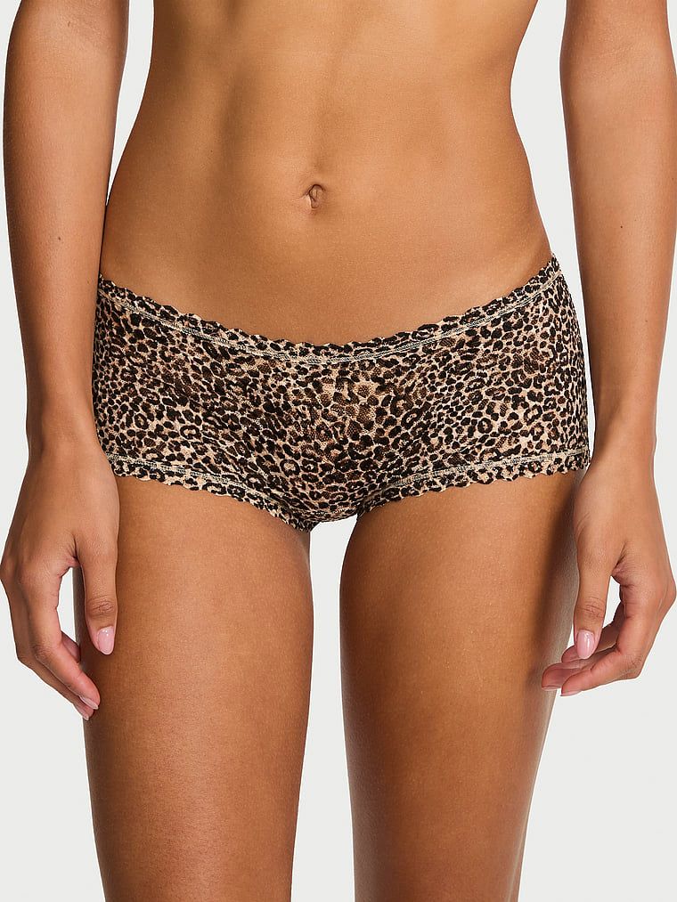 Čipkaste kratke hlače, kratke hlače s niskim strukom Boyshorts. Proizvod ima uzorkovane boje i dolazi iz Lacie kolekcije.