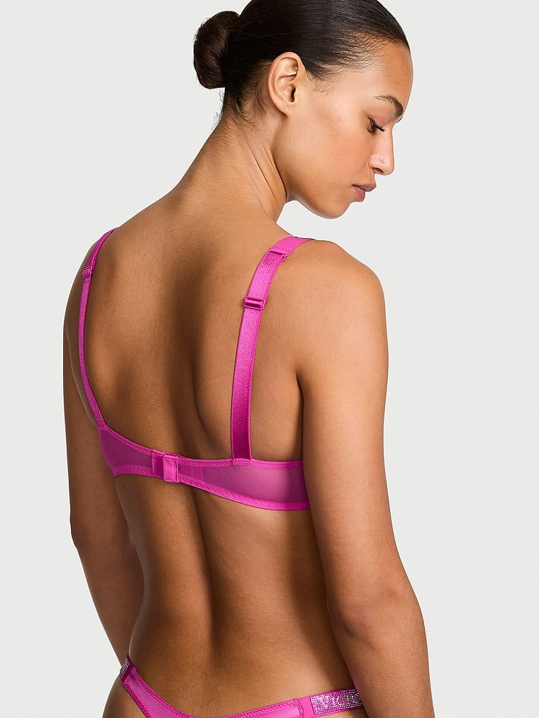 Čipkasti push-up grudnjak s Shine Strap sjajnim naramenicama. Proizvod je ružičaste boje i dolazi iz kolekcije Very Sexy.