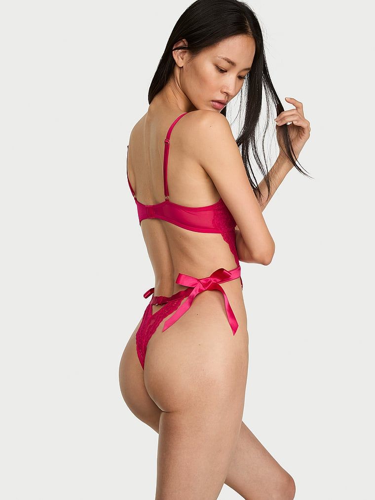 Zloban čipkasti bodi. Proizvod je ružičaste boje i dolazi iz kolekcije Dream Angels.