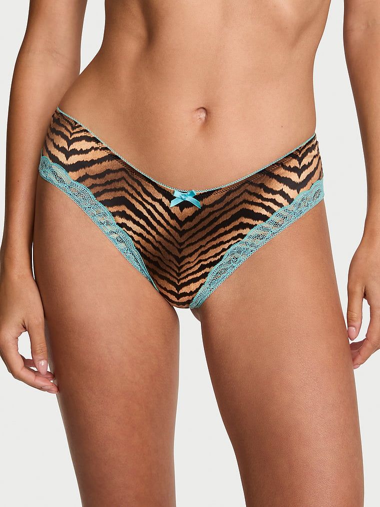 Satenske gaćice s čipkom Tease Cheeky. Proizvod ima šareni uzorak i dolazi iz Victoria's Secret kolekcije.
