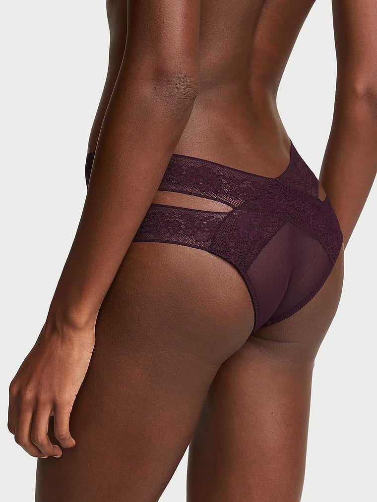 Gaćice s izrezima i čipkom s naramenicama Cut-Out Cheeky. Proizvod je ljubičaste boje i dolazi iz kolekcije Very Sexy.