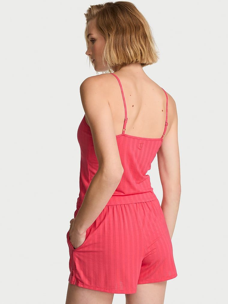 Modalni set za spavanje - top s remenčićima i SoSoft kratke hlače. Proizvod je crvene boje i dolazi iz Victoria's Secret kolekcije.