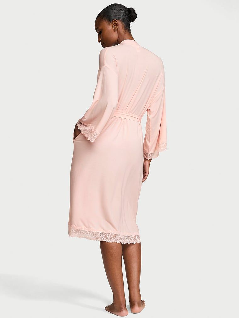 Ogrtač izrađen od SoSoft modala. Proizvod je ružičaste boje i dolazi iz Victoria's Secret kolekcije.