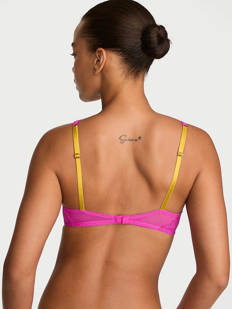 Čipkasti bralet bez žica Tease. Proizvod je ružičaste boje i dolazi iz Victoria's Secret kolekcije.