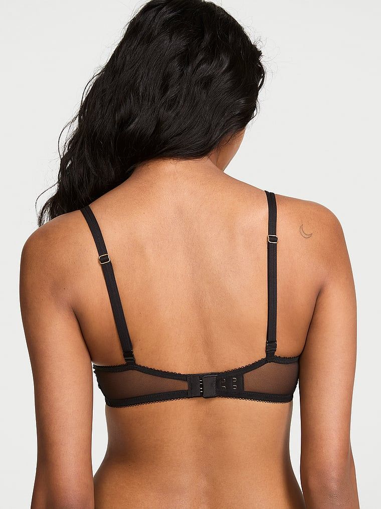 Push-up grudnjak s duboko izrezanim čipkastim umetcima. Proizvod je crne boje i dolazi iz kolekcije Very Sexy.