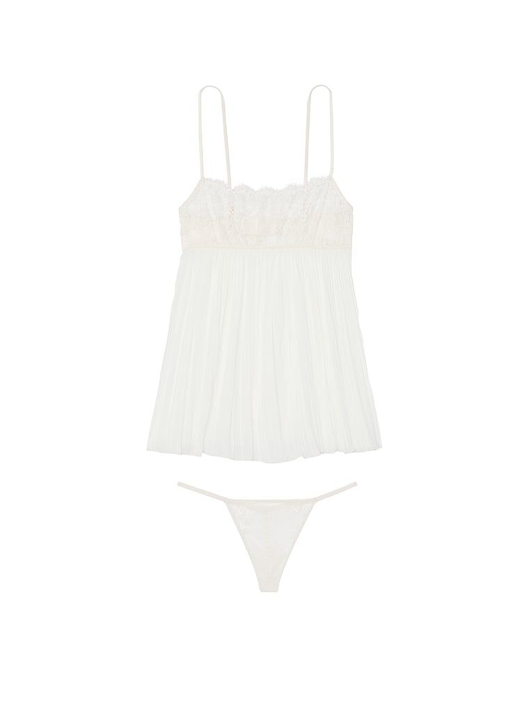 Dream Lace plisirana babydoll podsuknja i tange. Proizvod je bijele boje i dolazi iz kolekcije Dream Angels.