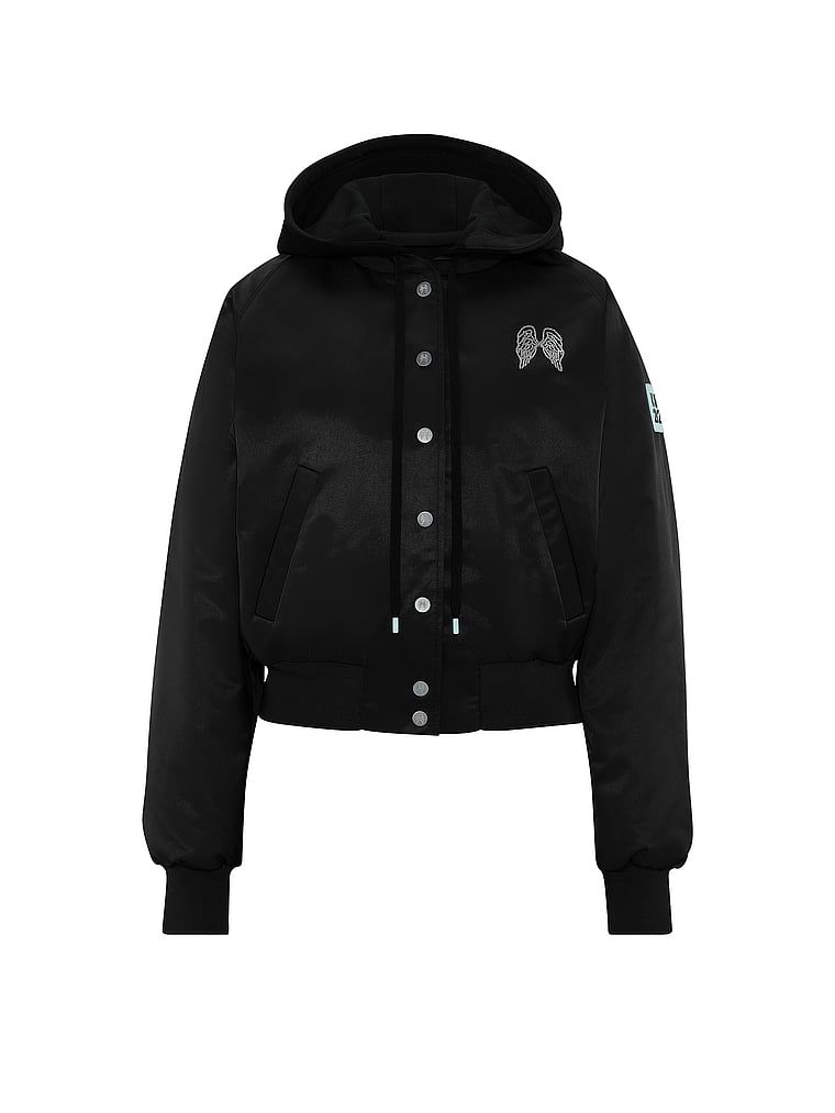 Modna revija bomber jakne 2026. Proizvod je crne boje i dolazi iz Angel Essentials kolekcije.