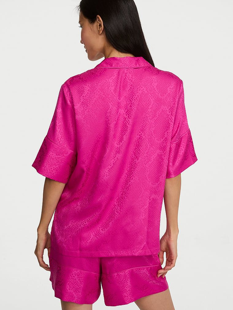 Satenske pidžame s Signature kratkim hlačama. Proizvod je ružičaste boje i dolazi iz Victoria's Secret kolekcije.