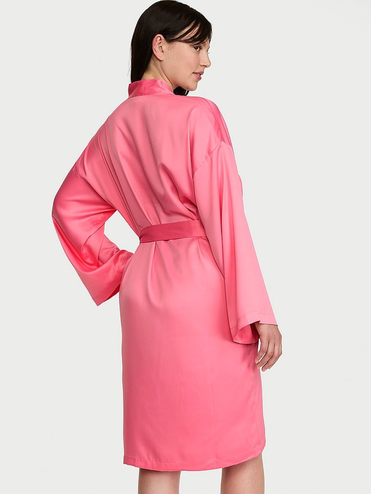 Satenski midi ogrtač za kupanje. Proizvod je ružičaste boje i dolazi iz Victoria's Secret kolekcije.
