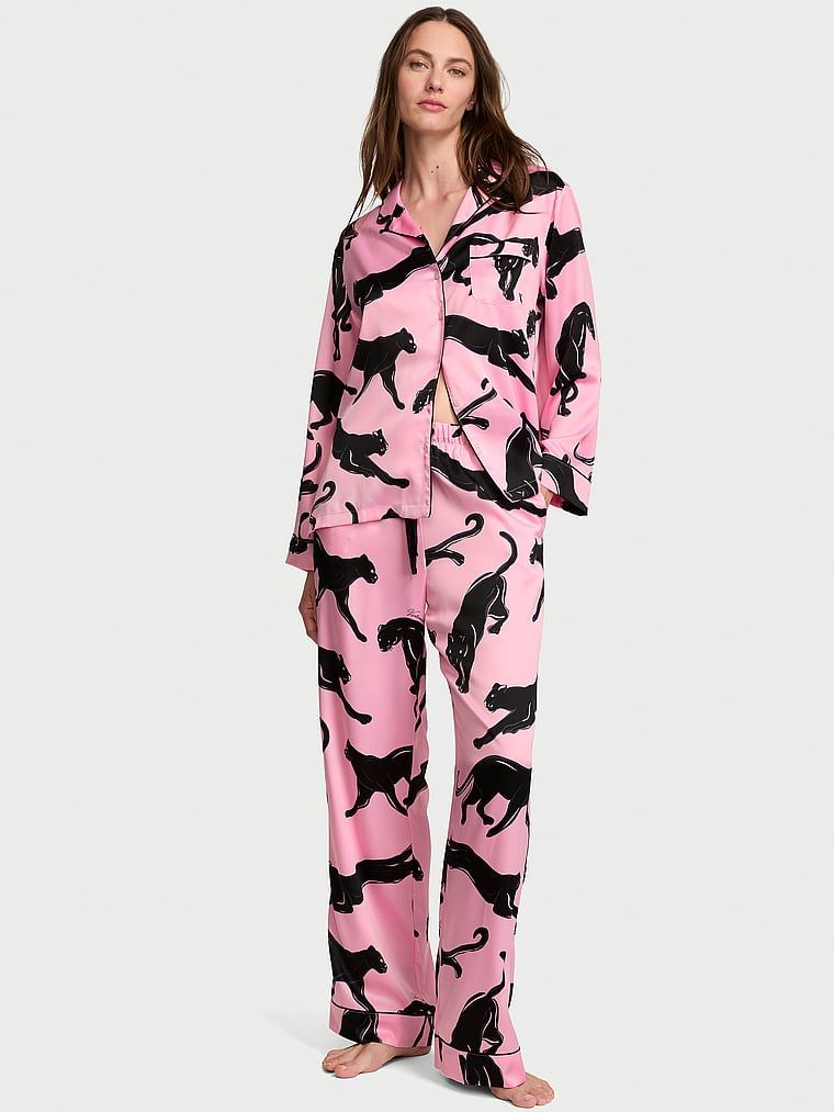 Potpisane satenske pidžame s dugim rukavima. Proizvod ima uzorkovane boje i dolazi iz Victoria's Secret kolekcije.
