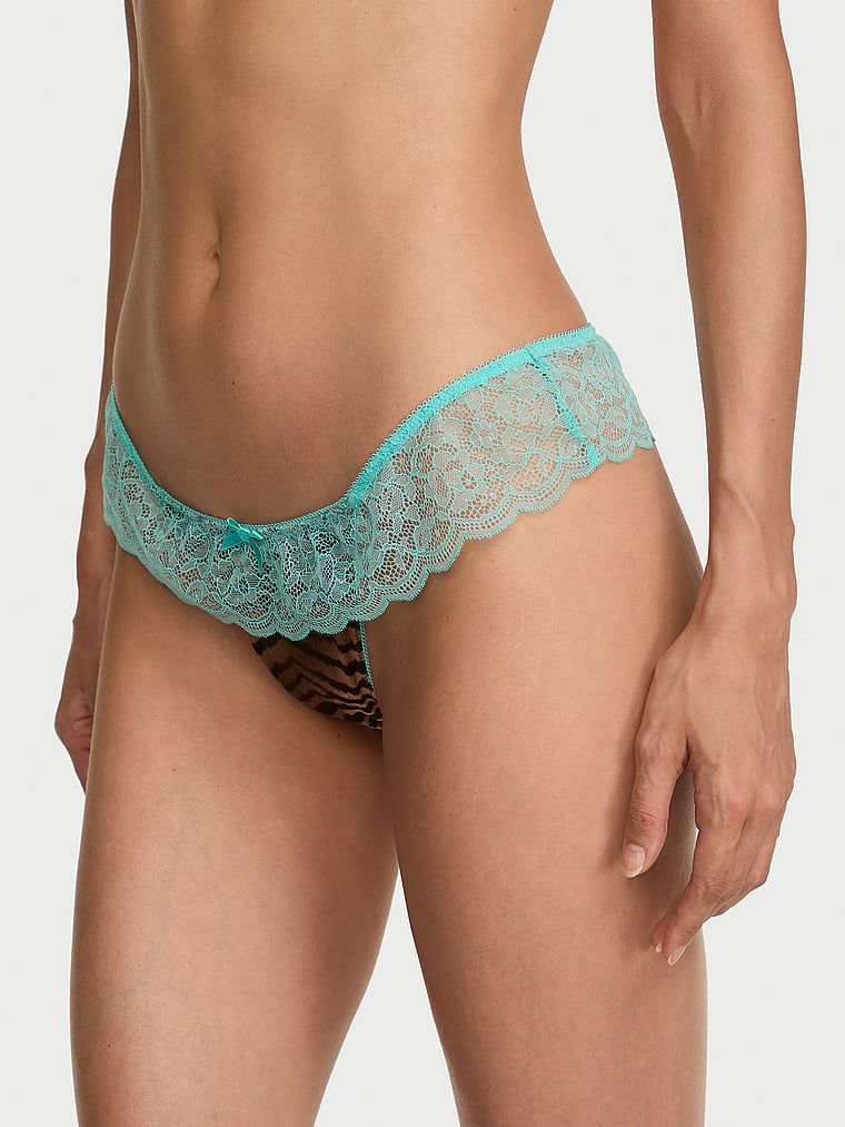 Satenske tange s volanom Tease. Proizvod ima šareni uzorak i dolazi iz Victoria's Secret kolekcije.