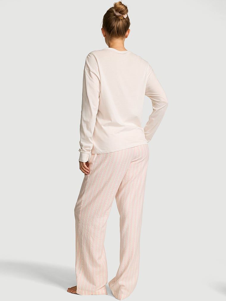 Duge flanelske pidžame Tee-Jama. Proizvod je bijele boje i dolazi iz Victoria's Secret kolekcije.