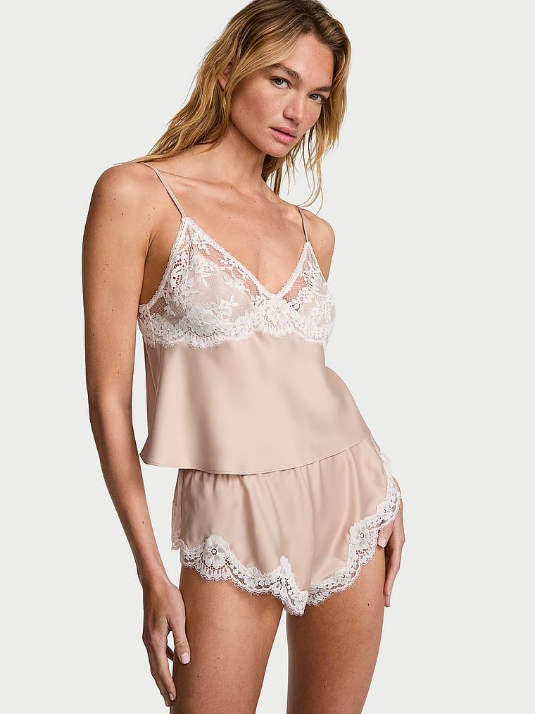 Satenski set za spavanje s čipkastim obrubom. Proizvod je bež boje i dolazi iz kolekcije Dream Angels.