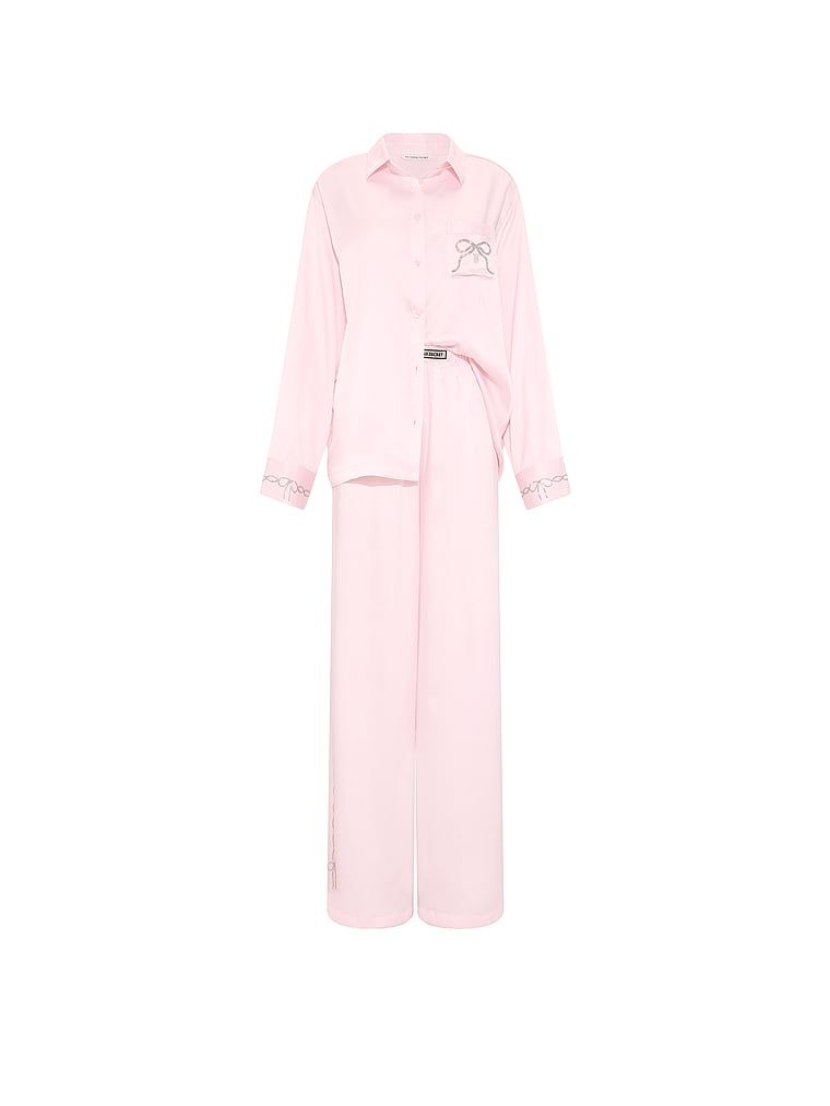 Satenske pidžame s sjajnim Signature Shine logom. Proizvod je ružičaste boje i dolazi iz Victoria's Secret kolekcije.