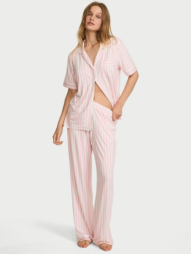 Modal pidžama s kratkim rukavima i SoSoft dugim hlačama. Proizvod ima uzorkovane boje i dolazi iz Victoria's Secret kolekcije.