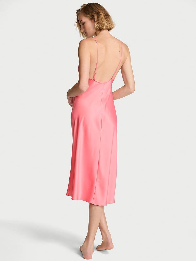 Satenska midi haljina. Proizvod je ružičaste boje i dolazi iz Victoria's Secret kolekcije.