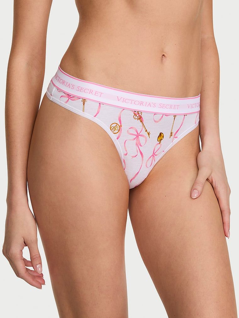 Pamučne tange s logom u struku. Proizvod ima uzorkovane boje i dolazi iz kolekcije Cotton.