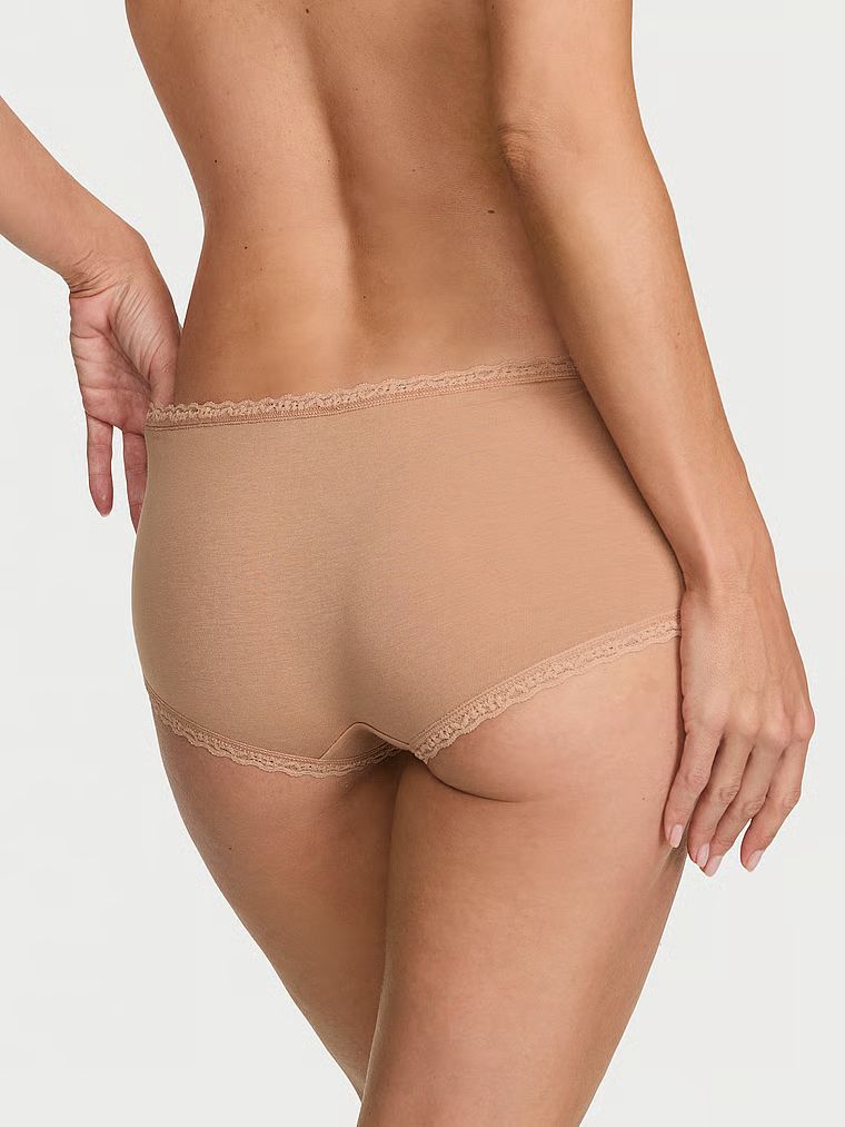 Pamučne kratke hlače s čipkom na rubovima, čipkaste Boyshorts. Proizvod je bež boje i dolazi iz kolekcije Lace Trim.