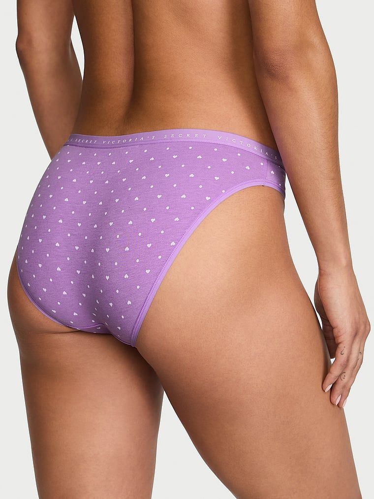Pamučne bikini gaćice. Proizvod ima uzorkovane boje i dolazi iz Victoria's Secret kolekcije.